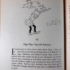 Puede incluir: Ilustraci&oacute;n en blanco y negro de un libro que muestra a una ni&ntilde;a jugando al pilla-pilla con dos figuras. El texto "Pippi Plays Tag with Policemen" est&aacute; encima del texto en la p&aacute;gina 22.