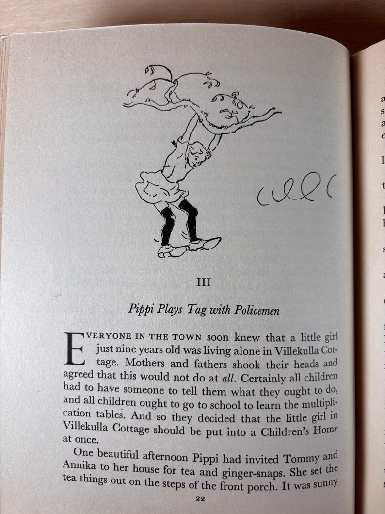 Puede incluir: Ilustraci&oacute;n en blanco y negro de un libro que muestra a una ni&ntilde;a jugando al pilla-pilla con dos figuras. El texto "Pippi Plays Tag with Policemen" est&aacute; encima del texto en la p&aacute;gina 22.