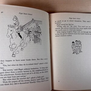 Puede incluir: Un libro abierto con ilustraciones y texto en blanco y negro. Una ilustraci&oacute;n muestra a una persona montada a caballo, con ni&ntilde;os cerca. El texto dice "Pippi Starts School". El libro est&aacute; abierto en dos p&aacute;ginas.