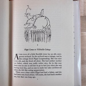 Puede incluir: P&aacute;gina de libro abierta con texto y una ilustraci&oacute;n en blanco y negro. La ilustraci&oacute;n muestra un p&aacute;jaro posado en una rama sobre una valla con el texto "VILLEKULLA COTTAGE". El texto de la p&aacute;gina es el comienzo de una historia.