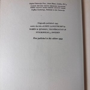 Puede incluir: P&aacute;ginas de libro abierto con texto de Oxford University Press, que detalla la informaci&oacute;n de publicaci&oacute;n. El texto menciona "PIPPI LANGSTRUMP" y "STOCKHOLM 3, SWEDEN." Publicado originalmente en 1945, esta edici&oacute;n se public&oacute; por primera vez en 1954.