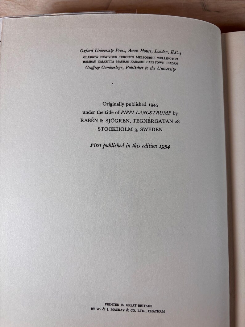 Puede incluir: P&aacute;ginas de libro abierto con texto de Oxford University Press, que detalla la informaci&oacute;n de publicaci&oacute;n. El texto menciona "PIPPI LANGSTRUMP" y "STOCKHOLM 3, SWEDEN." Publicado originalmente en 1945, esta edici&oacute;n se public&oacute; por primera vez en 1954.