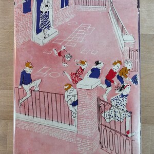 Puede incluir: Ilustraci&oacute;n de portada de libro vintage que representa a ni&ntilde;os jugando a la rayuela y corriendo en una azotea rosa. Una mujer con un vestido azul y blanco est&aacute; de pie en una puerta, pareciendo sorprendida. La obra de arte tiene un estilo retro centrado en las actividades infantiles.