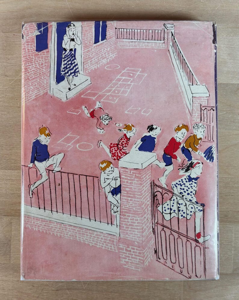 Puede incluir: Ilustraci&oacute;n de portada de libro vintage que representa a ni&ntilde;os jugando a la rayuela y corriendo en una azotea rosa. Una mujer con un vestido azul y blanco est&aacute; de pie en una puerta, pareciendo sorprendida. La obra de arte tiene un estilo retro centrado en las actividades infantiles.