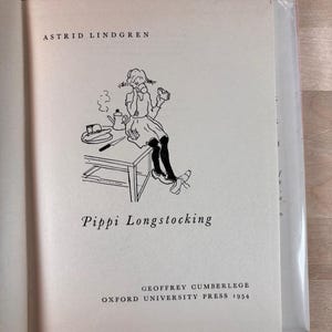 Puede incluir: P&aacute;gina de un libro con el t&iacute;tulo "Pippi Longstocking" de Astrid Lindgren. La p&aacute;gina presenta una ilustraci&oacute;n en blanco y negro de Pippi, una tetera y una mesa. Publicado por Geoffrey Cumberlege, Oxford University Press, 1954.