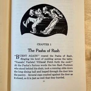 K&ouml;nnte beinhalten: Eine Schwarzwei&szlig;illustration von zwei Figuren, die vor einer Sch&uuml;ssel Pudding davonlaufen. Der Text "Burnt Again!" steht &uuml;ber der Illustration. Der Text "The Pasha of Rash" steht in gr&ouml;&szlig;erer Schrift unter der Illustration. Der Text "Chapter 1" steht in kleinerer Schrift unter dem Titel.