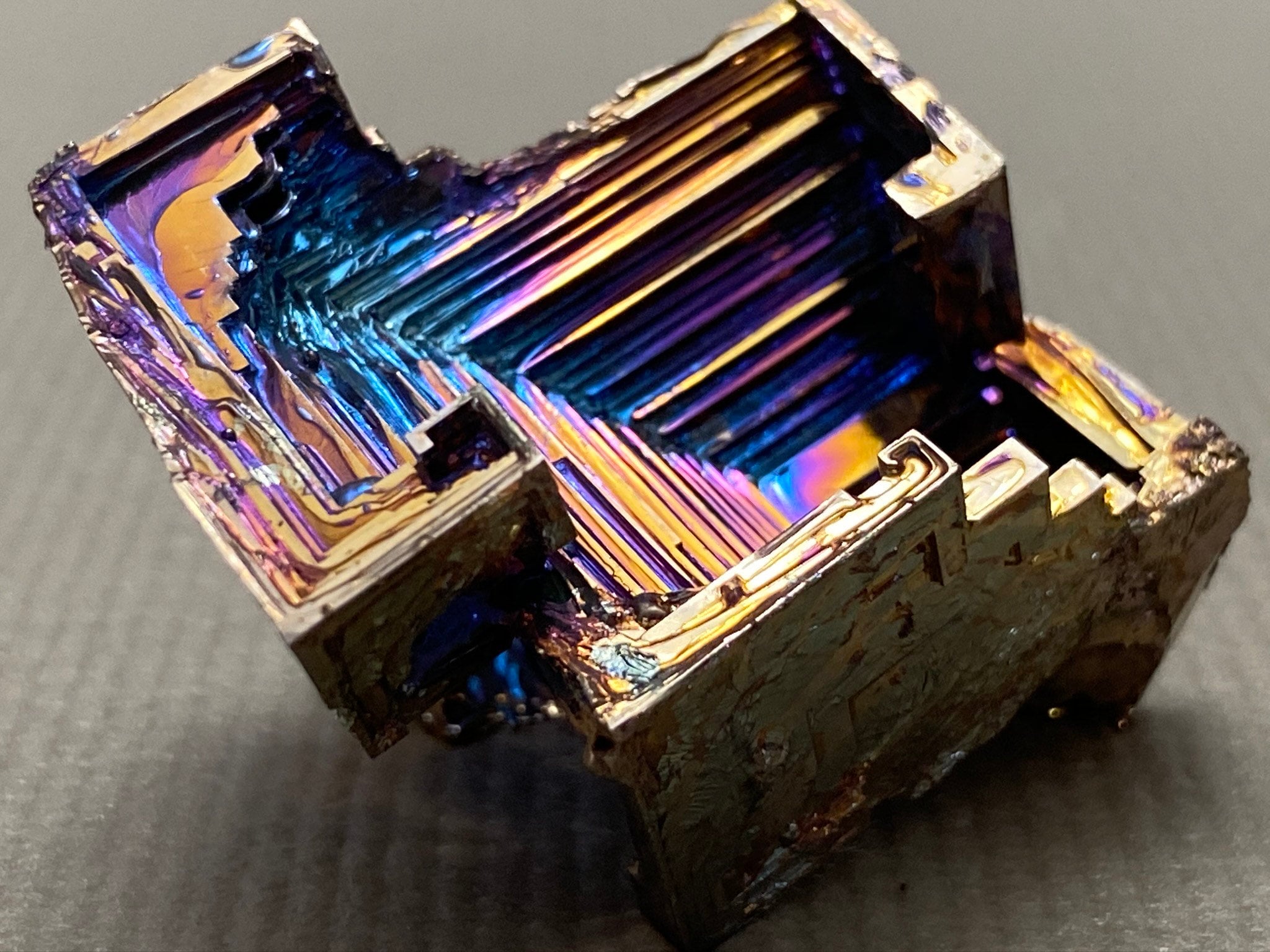ビスマス結晶 ビスマス結晶標本 – 幾何学的立方構造を持つ虹色のホッパー結晶