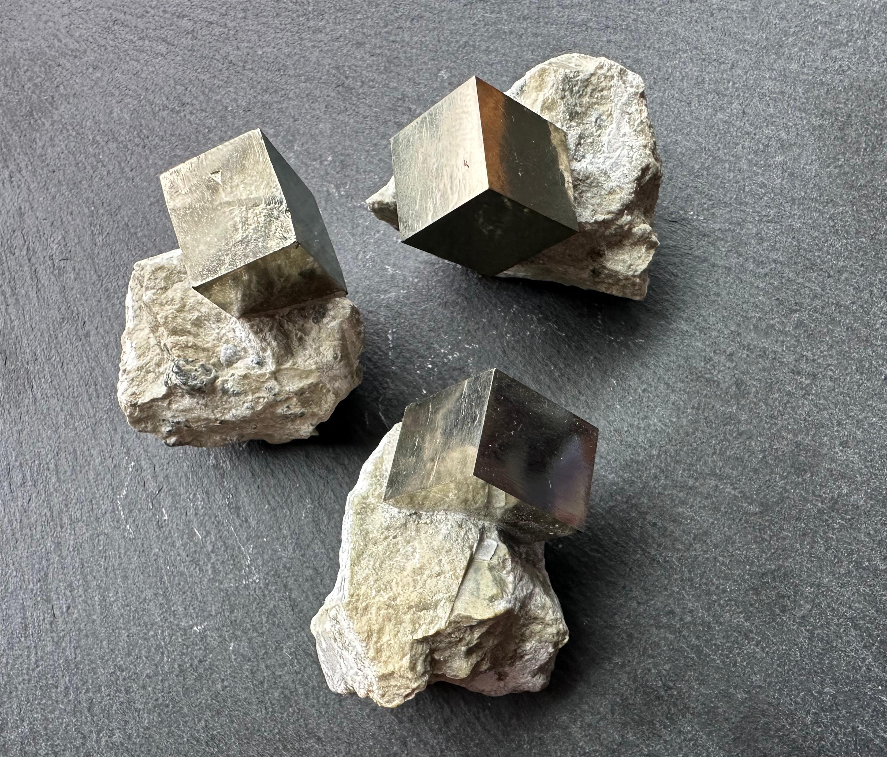 パイライト 立方体 インテリア小物 母岩 クリアスタンド付き パイライト 立方体 インテリア小物 母岩 クリアスタンド付き