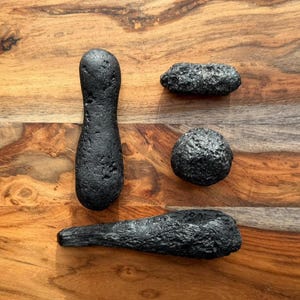 Indokinit (svart tektit) – meteoritslagsglas från Phan Thiết, Vietnam | Naturligt vietnamesiskt prov | Sfäroid, hantel, tårformad glasögon
