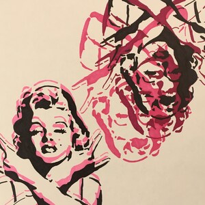 以下が含まれることがあります： ピンクのハイライトが入った白黒の線画の女性。女性はドレスを着て腕を組んでいます。背景は白です。