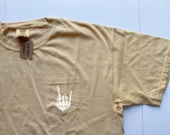 Halloween Skelett Rock Auf Hand Komfort Farben Tasche Tee