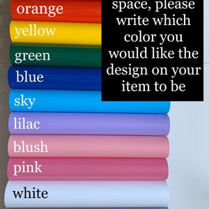 Puede incluir: Una tabla de colores que muestra 12 colores de vinilo diferentes: vino, rojo, naranja, amarillo, verde, azul, cielo, lila, rubor, rosa, blanco, gris y negro. En el espacio de personalizaci&oacute;n, escribe qu&eacute; color te gustar&iacute;a que tuviera el dise&ntilde;o de tu art&iacute;culo.