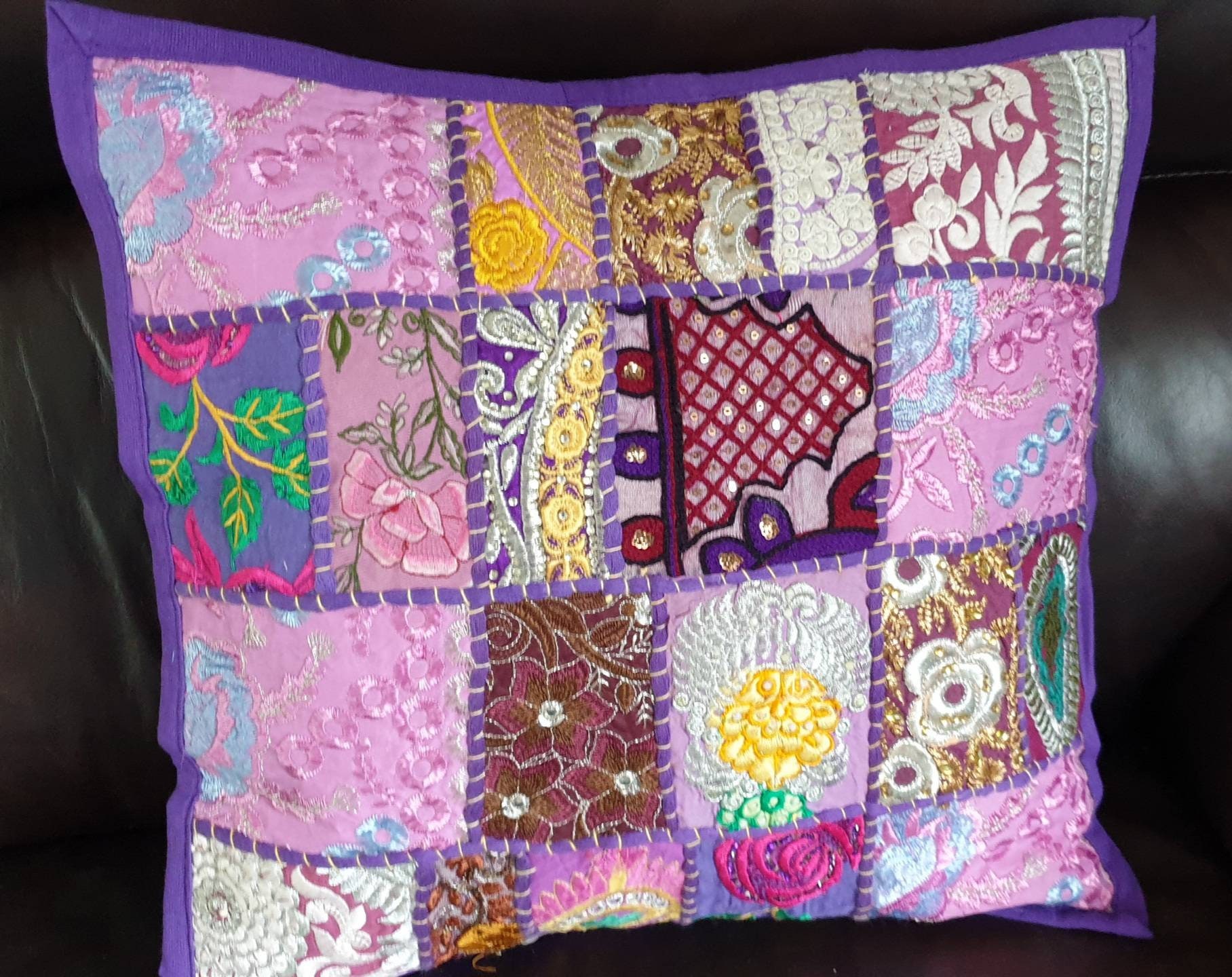 2 copricuscini ricamati in stile indiano con patchwork e paillettes