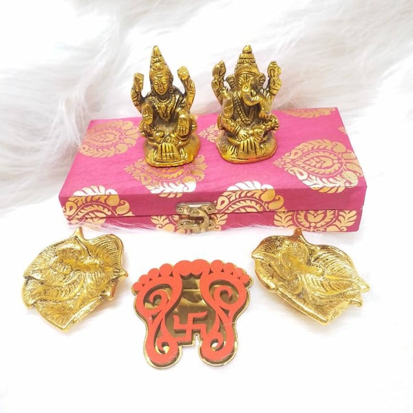 Laxmi Ganesha Idole(Metall),2 Dekorative Blätter Metall Diyas,1 x lakshmi charan,ausgefallene Box Diwali Geschenk set