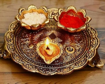 Vergoldetes Pooja Thai mit Diya, Home Temple Decor