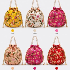 Può includere: Sei borse a sacchetto in giallo, crema, rosa, pesca, fucsia e rosso. Ogni borsa presenta ricami floreali, paillettes, un manico di perle e cordoncini dorati con nappe. I colori sono indicati sotto ogni borsa.