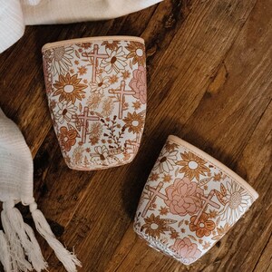 Funda floral para taza de café - Regalo cristiano para café helado - Regalo para mujeres cristianas - Accesorios para café - Regalo católico para chicas universitarias imagen 3