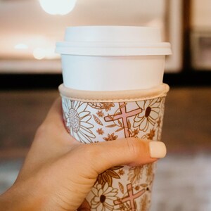 Funda floral para taza de café - Regalo cristiano para café helado - Regalo para mujeres cristianas - Accesorios para café - Regalo católico para chicas universitarias imagen 2