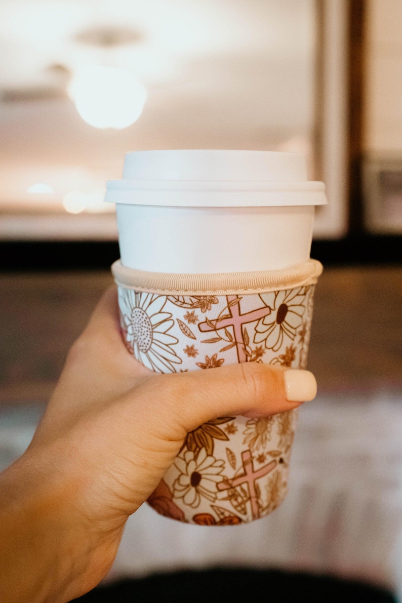 Funda floral para taza de café - Regalo cristiano para café helado - Regalo para mujeres cristianas - Accesorios para café - Regalo católico para chicas universitarias imagen 2