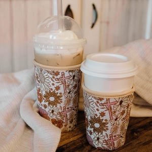 Funda floral para taza de café - Regalo cristiano para café helado - Regalo para mujeres cristianas - Accesorios para café - Regalo católico para chicas universitarias imagen 1