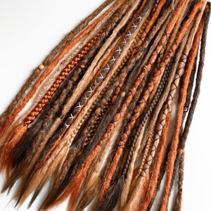 Colección de otoño: rastas tejidas a mano en crochet: aspecto natural, estilo boho, con adornos de cuentas e hilos, de una o dos puntas