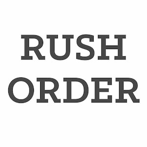 Pode incluir: Texto preto e branco em um fundo branco que diz "Rush Order".