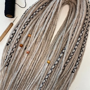 Dreadlocks all&#39;uncinetto bianco argento: extension per capelli da festival boho (16-24 pollici)