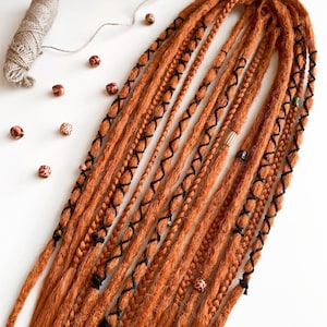 Rastas de jengibre decoradas: extensiones sintéticas de Kanekalon