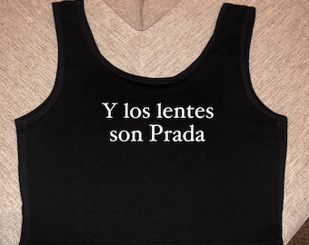 Y los lentes son Prada crop top, fuerza regida crop top, corridos crop top, camisa bélico, streetwear mexicano