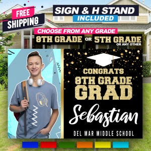 Könnte beinhalten: Ein Abschluss-Gartenschild mit dem Text "CONGRATS 8TH GRADE GRAD" in goldfarbenen Glitzerbuchstaben. Das Schild enthält den Namen des Absolventen, Sebastian, und den Schulnamen, Del Mar Middle School. Auf der linken Seite befindet sich ein Foto eines Schülers.