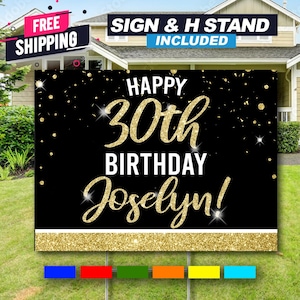 K&ouml;nnte beinhalten: Schwarz-goldenes Happy 30th Birthday-Schild f&uuml;r den Garten mit goldenem Glitzerkonfetti und dem Namen Jocelyn. Das Schild ist auf einem Holzpfahl.