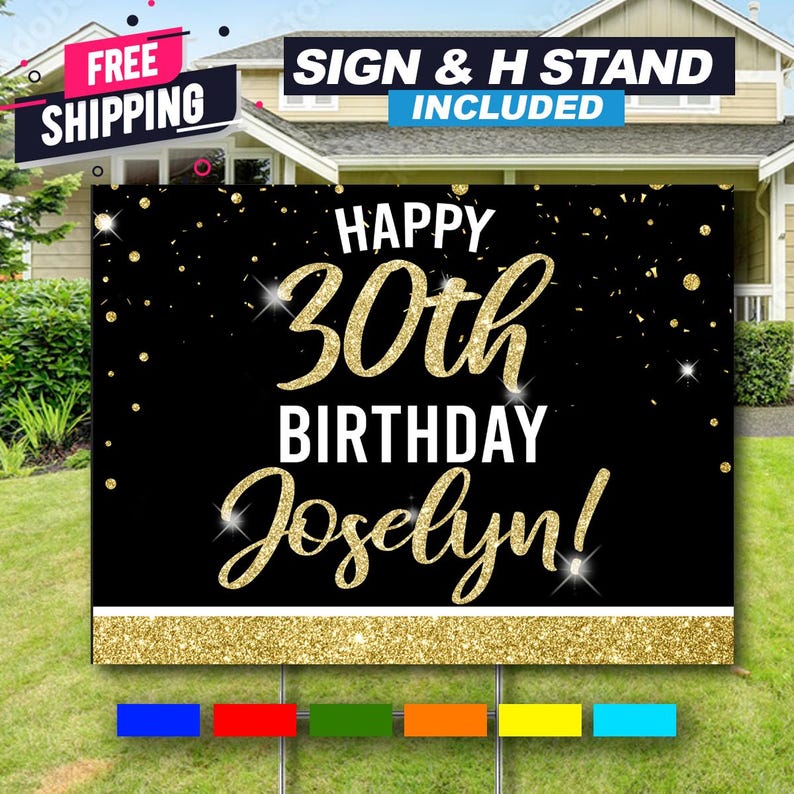 K&ouml;nnte beinhalten: Schwarz-goldenes Happy 30th Birthday-Schild f&uuml;r den Garten mit goldenem Glitzerkonfetti und dem Namen Jocelyn. Das Schild ist auf einem Holzpfahl.