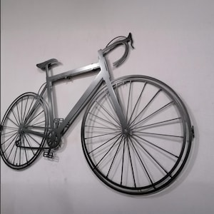 金属製自転車ウォールアート - モダンなロードバイクのシルエット インダストリアルなホームデコレーション、サイクリストへのギフト、ガレージオフィススタジオの壁掛け - 男の隠れ家の装飾