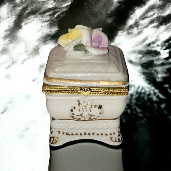 Porcelain Rose Jewelry, Trinket Box, Jewelry Presentation Vintage, Vanity, Home Decor (BL2)