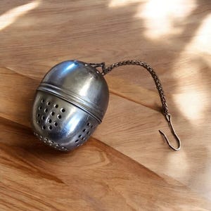 Vintage Metal Tea Infuser With Chain & Hook, Acorn Design Infuser (RT2)