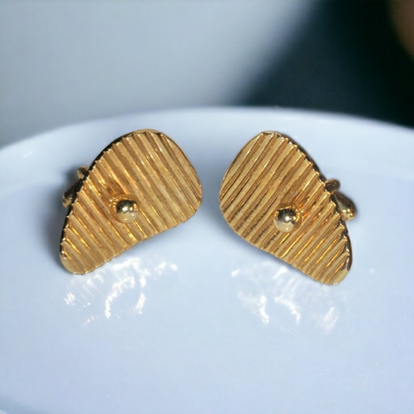 Cufflinks, Vintage Cufflinks Large Ribbed Metal Triangular Concave Gold Tone (D107)