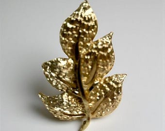 Vintage Gold-Tone Leaf Brooch Pin Jewelry Accessory Textured (D133)