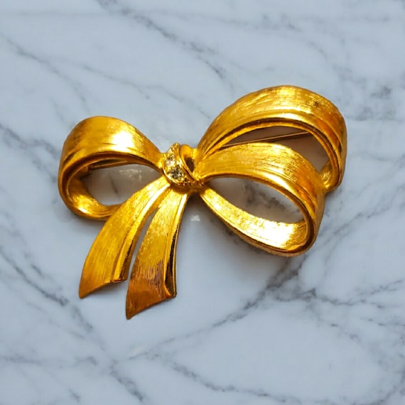 Brooch Avon Vintage Rhinestone Bow Ribbon Gold To… - image 1