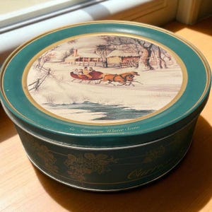 Currier and Ives Vintage Holiday Tin Winter Sleigh Scene American Homestead Collectible Tin (J1)