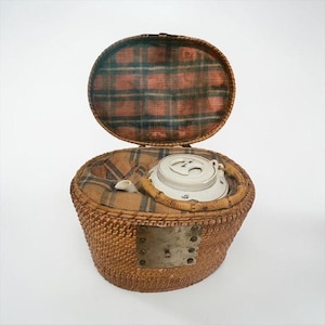 Antique Chinese Tea Set Porcelain Tea Pot Wicker Carrying Basket READ (V1)