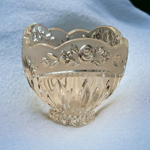 Plato vintage Oneida de cristal de plomo para dulces, con borde festoneado y diseño floral de rosas.