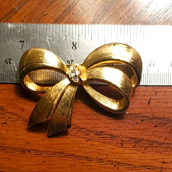Brooch Avon Vintage Rhinestone Bow Ribbon Gold To… - image 5