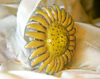 Brooch or Pendant, Vintage Sunflower Yellow Enamel (C136)