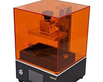Könnte beinhalten: Ein schwarzer 3D-Drucker mit einem orangefarbenen Harzbehälter und einem transparenten orangefarbenen Harztank. Der Drucker hat einen kleinen LCD-Bildschirm und einen Knopf an der Vorderseite. Der Drucker wird von der Firma "HIEHA" hergestellt.
