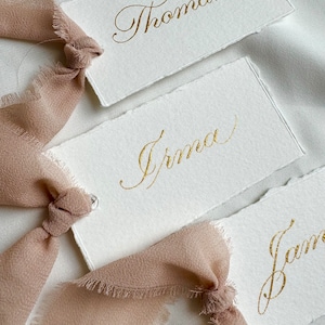 Marque-places avec ruban - marque-places ivoire - marque-places calligraphie - mariage nuptiale shower de bébé baby shower - marque-places manuscrits