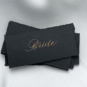 Marque-places Deckle Edge - Marque-places pour mariage - Marqueurs noirs - Marque-places en papier cartonné - Calligraphie personnalisée - Marqueurs or