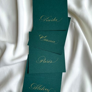 Marque-places sous tente de calligraphie personnalisés - marque-places sous tente - marque-places de calligraphie or - marque-places verts - cartes de visite