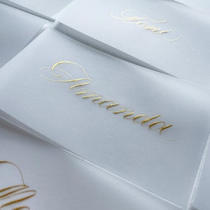 Marque-places - marque-places calligraphie en vélin - marque-places pour mariage - marque-places calligraphie - calligraphie personnalisée - marque-places or