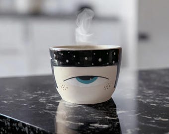 Taza de cerámica hecha a mano con motivo de ojos y cabello negro, patrón de puntos, 150 ml, 5 oz.