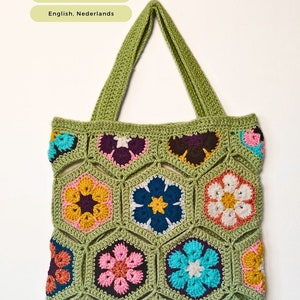 Op de afbeelding: Een groene gehaakte draagtas met een bloemenpatroon. De tas heeft kleurrijke zeshoekige bloemen in roze, blauw, geel en wit. De afbeelding bevat de tekst: "This is a pdf crochet pattern."
